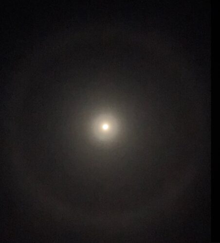 自然現象の月暈を撮影した写真