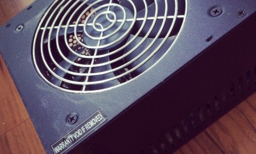 PCの電源ユニットが壊れたので交換してみた…その２　「ケーブルと電源ユニットの取り外し」